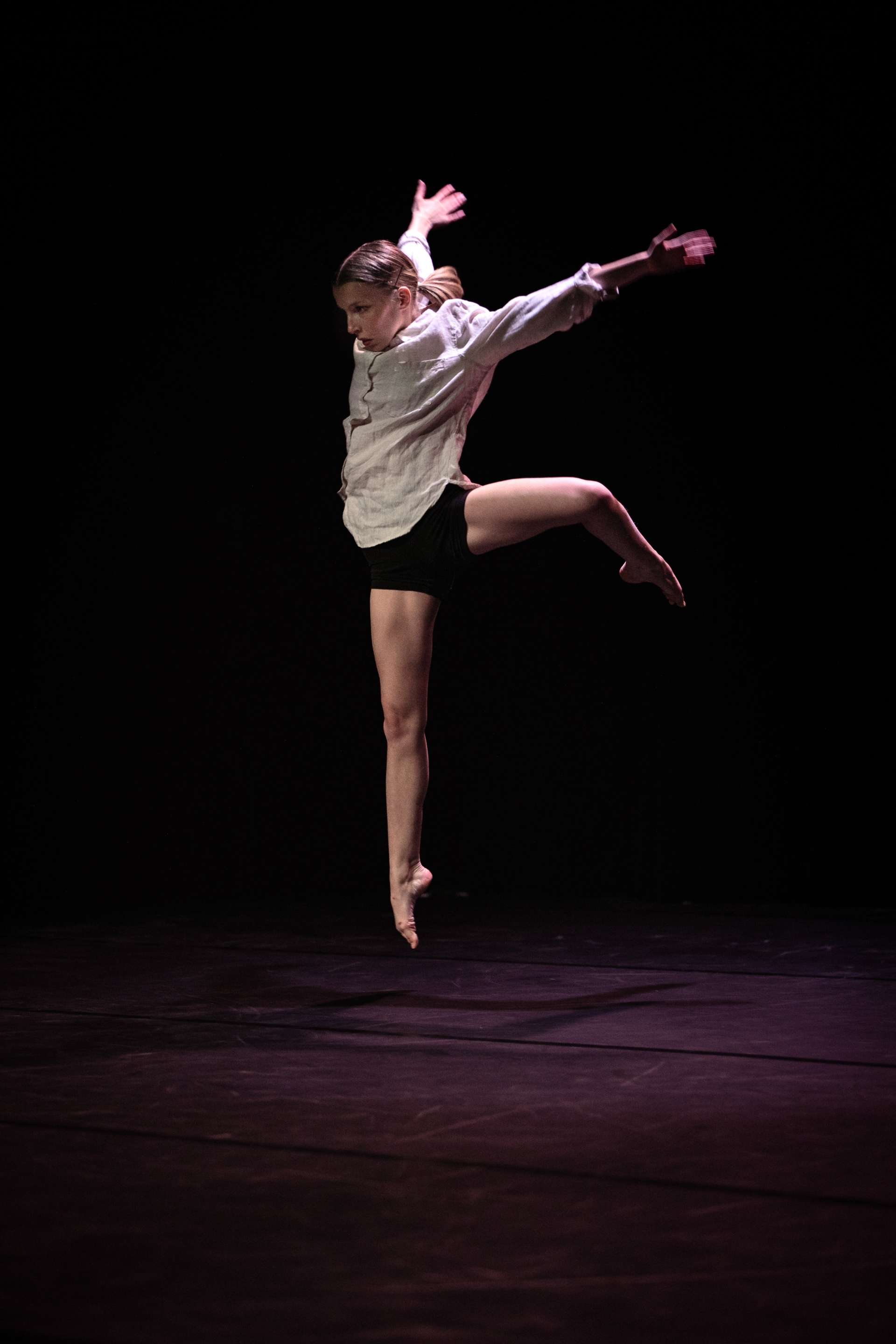 Photo d'une danseuse qui termine un saut 